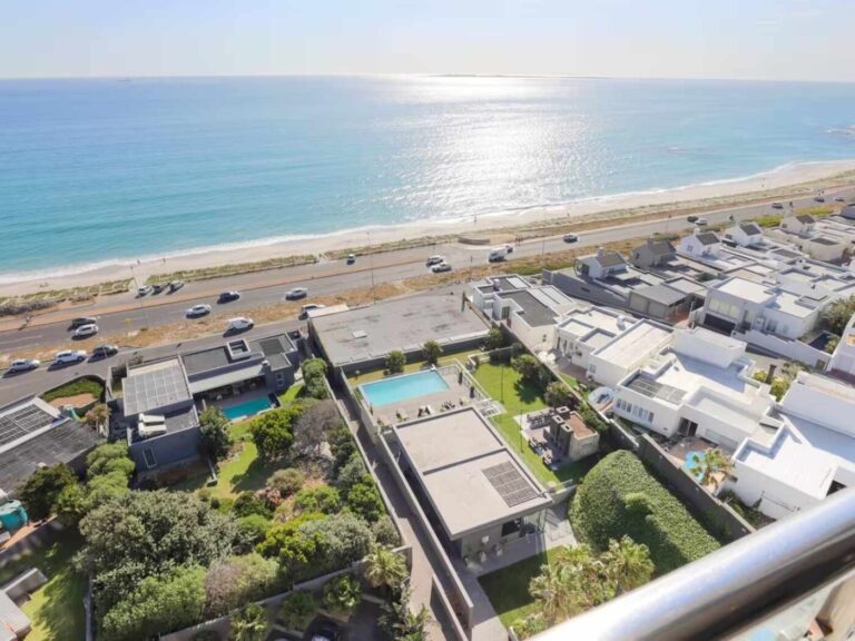 Luxury Apartment, Ocean & Mountain Views