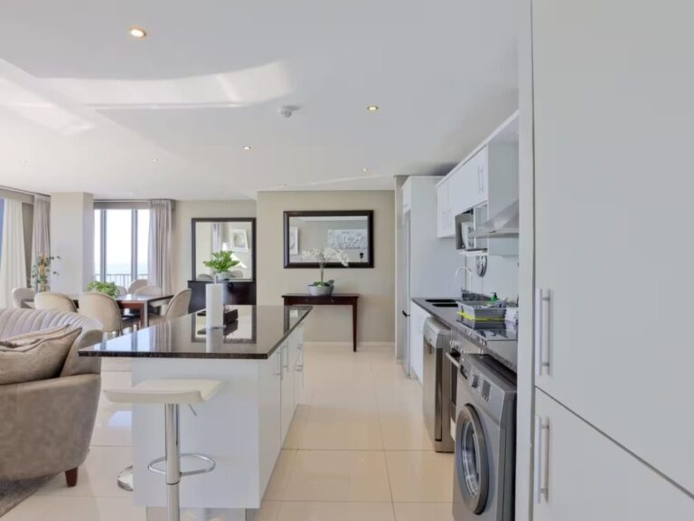 Luxury Apartment, Ocean & Mountain Views